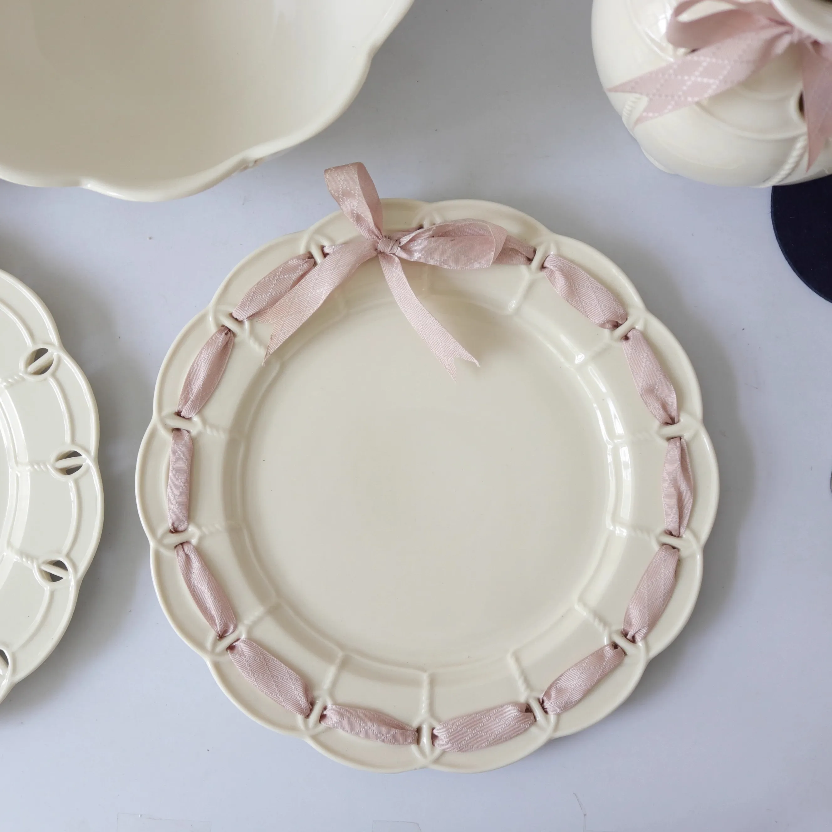 Wholesale Porcelain Plates with European Vintage Lace Cutout Design 1